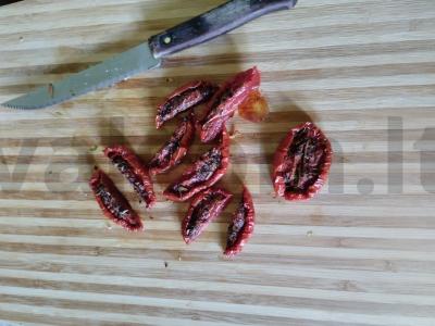 Salotas su džiovintais pomidorais, krabų mėsa ir avokadu Žingsnis 3