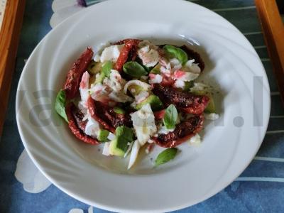 Salotas su džiovintais pomidorais, krabų mėsa ir avokadu pagrindine nuotrauka