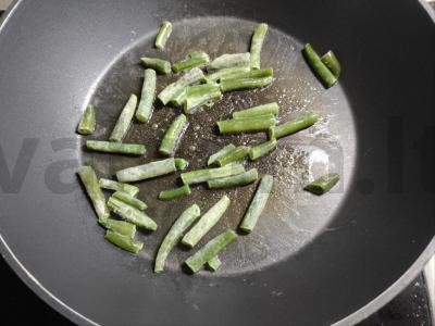 Kiaušinienė su dešrelėmis, pupelėmis ir pomidorais Žingsnis 1