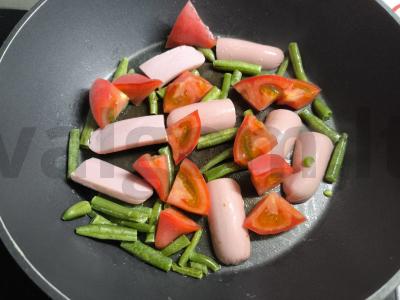 Kiaušinienė su dešrelėmis, pupelėmis ir pomidorais Žingsnis 4