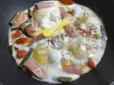 Kiaušinienė su dešrelėmis, pupelėmis ir pomidorais Žingsnis 6