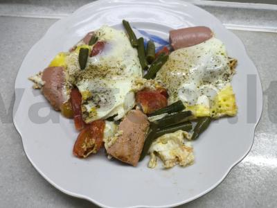 Kiaušinienė su dešrelėmis, pupelėmis ir pomidorais pagrindine nuotrauka