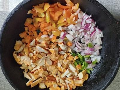 Kuskusas su voveraitėmis, daržovėmis ir vištienos krūtinėle Žingsnis 1