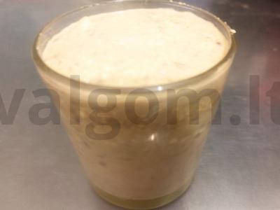 Desertas su varške, sausainiais ir obuoliu stiklinėje pagrindine nuotrauka