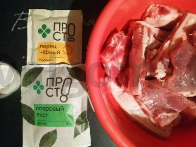 Troškinti šonkauliai su bulvėmis ir morkomis lėtoje viryklėje Žingsnis 1