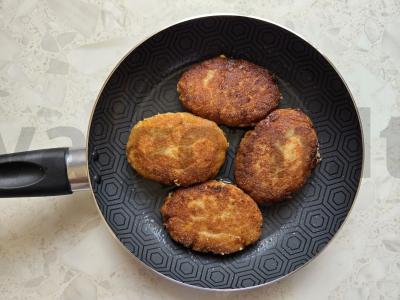 Menkių kotletai su baltu duona Žingsnis 7