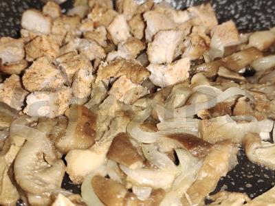 Makaronai su šonine ir marinuotais grybais Žingsnis 4