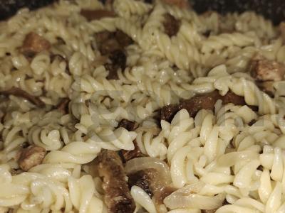 Makaronai su šonine ir marinuotais grybais Žingsnis 8