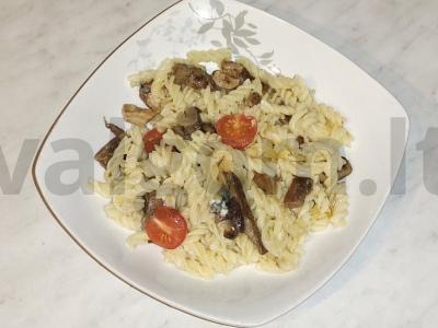 Makaronai su šonine ir marinuotais grybais pagrindine nuotrauka