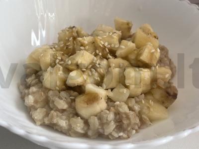 Avižinė košė su vaisiais ir medumi pagrindine nuotrauka