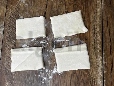 Sluoksniuotos tešlos konvertukai su obuoliais Žingsnis 1