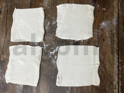 Sluoksniuotos tešlos konvertukai su obuoliais Žingsnis 2