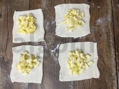 Sluoksniuotos tešlos konvertukai su obuoliais Žingsnis 5