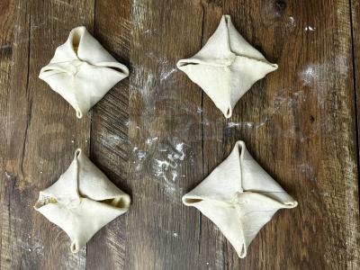 Sluoksniuotos tešlos konvertukai su obuoliais Žingsnis 7