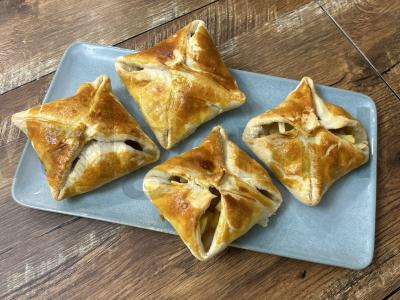 Sluoksniuotos tešlos konvertukai su obuoliais pagrindine nuotrauka