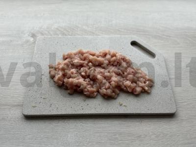 Smulkintos vištienos krūtinėlės kotletai su pomidoru ir sūriu Žingsnis 1