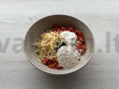 Smulkintos vištienos krūtinėlės kotletai su pomidoru ir sūriu Žingsnis 3