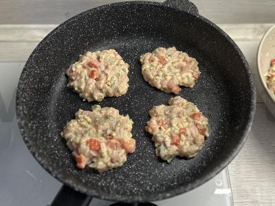 Smulkintos vištienos krūtinėlės kotletai su pomidoru ir sūriu Žingsnis 4