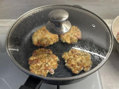 Smulkintos vištienos krūtinėlės kotletai su pomidoru ir sūriu Žingsnis 5