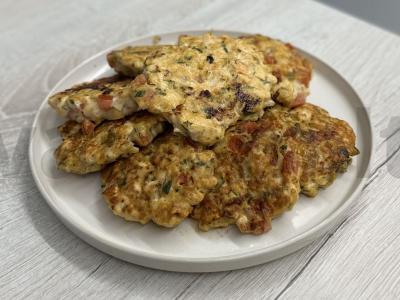 Smulkintos vištienos krūtinėlės kotletai su pomidoru ir sūriu pagrindine nuotrauka