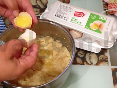 Užkandžių profitriai su varškės sūriu ir lašišos bei agurkų rožytėmis Žingsnis 6