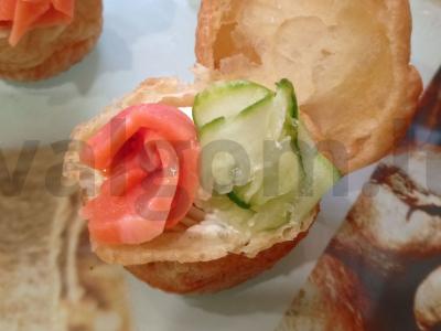 Užkandžių profitriai su varškės sūriu ir lašišos bei agurkų rožytėmis Žingsnis 11