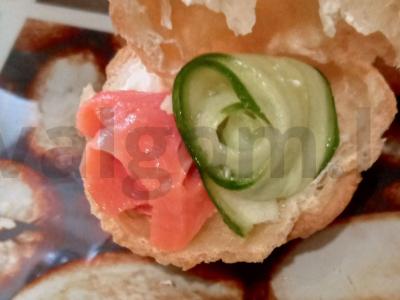 Užkandžių profitriai su varškės sūriu ir lašišos bei agurkų rožytėmis Žingsnis 12