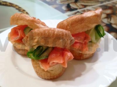 Užkandžių profitriai su varškės sūriu ir lašišos bei agurkų rožytėmis pagrindine nuotrauka