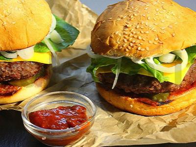 Burgeris su aštriu pomidorų padažu pagrindine nuotrauka