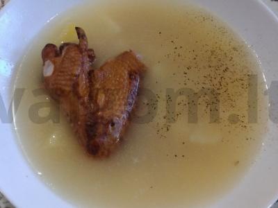 Skani žirnių sriuba su rūkytomis sparnelėmis pagrindine nuotrauka