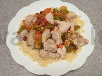 Vištienos krūtinėlė su daržovėmis ir kuskuso garnyru pagrindine nuotrauka