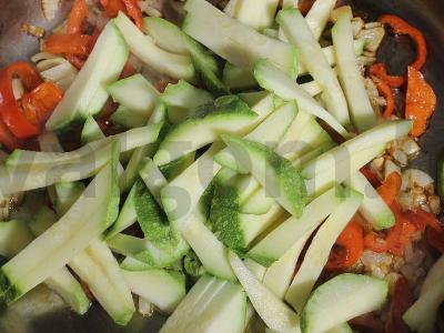 Funchosa su daržovėmis ir keptomis vištienos šlaunelėmis Žingsnis 12