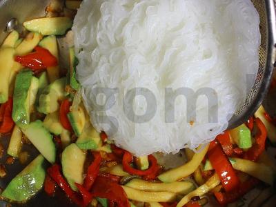 Funchosa su daržovėmis ir keptomis vištienos šlaunelėmis Žingsnis 13