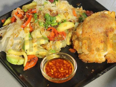 Funchosa su daržovėmis ir keptomis vištienos šlaunelėmis pagrindine nuotrauka