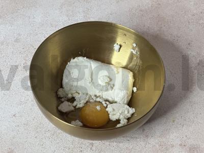 Saldus varškės blynas su braškėmis ir šokoladu Žingsnis 1