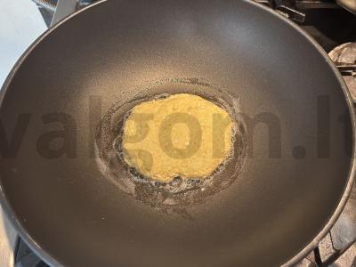 Saldus varškės blynas su braškėmis ir šokoladu Žingsnis 4