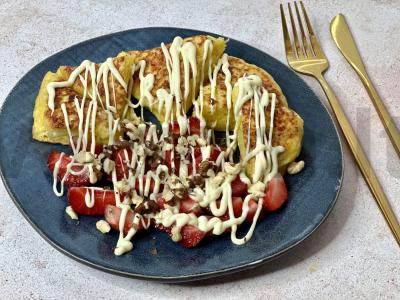 Saldus varškės blynas su braškėmis ir šokoladu pagrindine nuotrauka