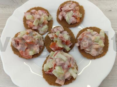 Užkandis su dešra ant ruginių duonos pagrindine nuotrauka