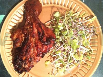 Aštrūs vištienos blauzdos oro grilyje pagrindine nuotrauka