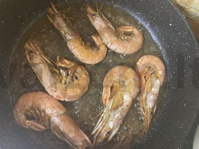 Krevetės, kepamos prieskoniuose Žingsnis 3