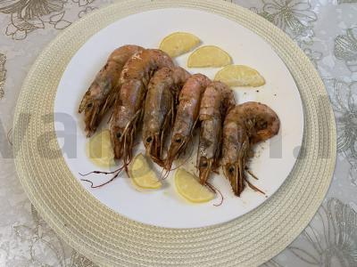 Krevetės, kepamos prieskoniuose pagrindine nuotrauka