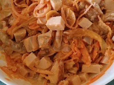 Salotos su voveraitėmis ir rūkytu vištienos ritinėliu pagrindine nuotrauka