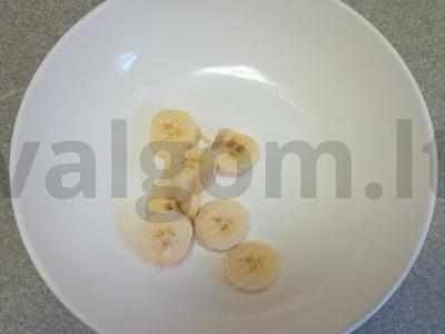 Pieninis kokteilis su bananais, avietėmis ir tapioka Žingsnis 1