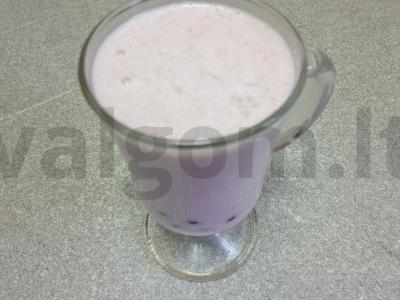 Pieninis kokteilis su bananais, avietėmis ir tapioka pagrindine nuotrauka