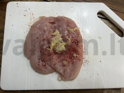 Vištienos filė, kepta su paprikomis ir kreminiu sūriu Žingsnis 3