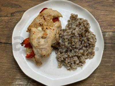 Vištienos filė, kepta su paprikomis ir kreminiu sūriu pagrindine nuotrauka