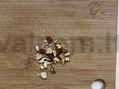 Jogurtas su migdolais ir uogomis Žingsnis 1