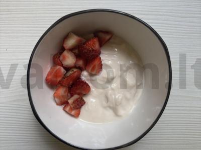 Jogurtas su migdolais ir uogomis Žingsnis 3