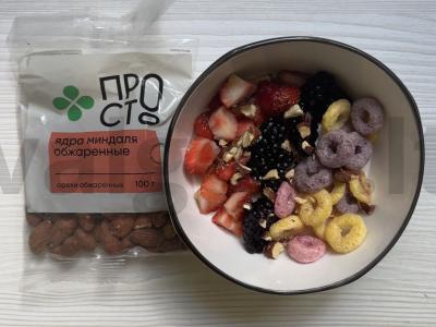 Jogurtas su migdolais ir uogomis pagrindine nuotrauka