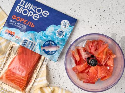 Sumuštinių pasta iš silpnai sūdyto upėtakio Žingsnis 1